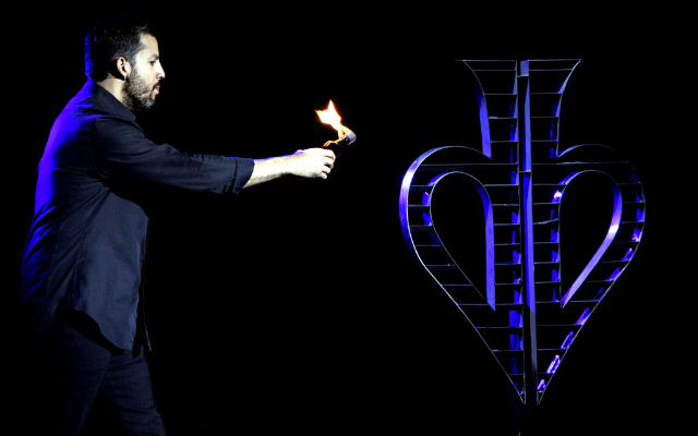 David Blaine Dislocated His Shoulder On Stage...Gets It Popped Back In...On Stage