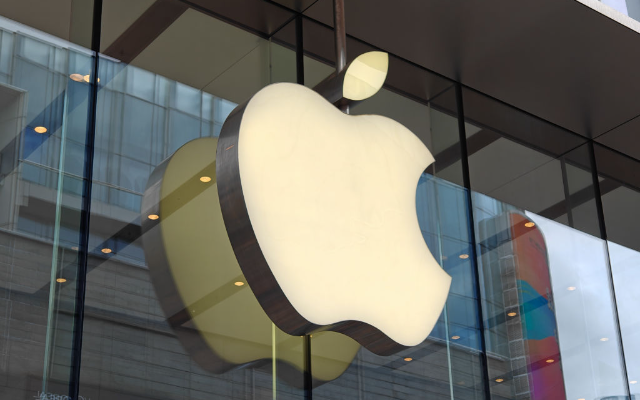 Nerd News: Apple’s Warning, Cleaning The Internet & Hologram Shatner